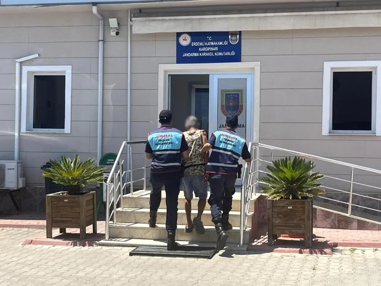 JASAT timleri aranan 2 kişiyi yakaladı