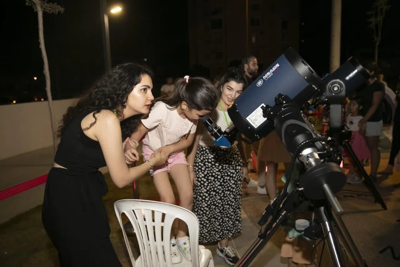 Gök bilim meraklıları, ayın ilk dördün evresini gözlemledi