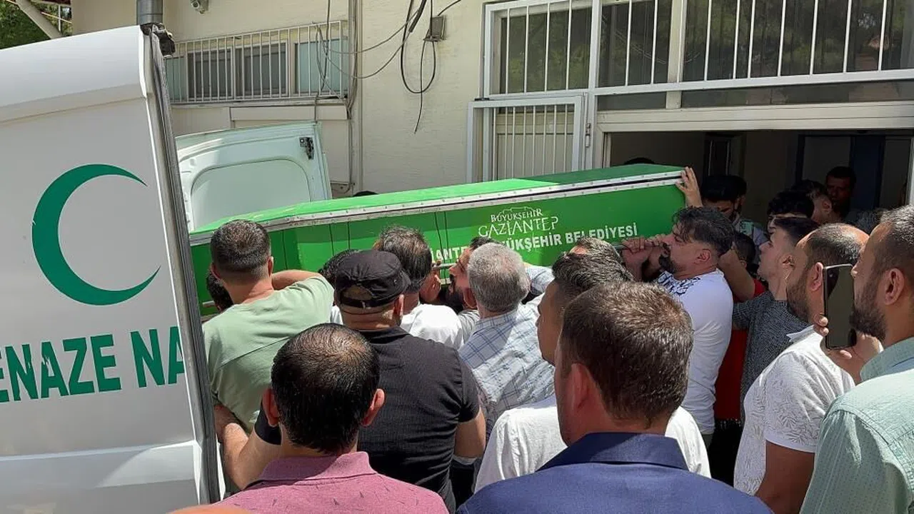 Cinnet getiren şahıs 4 arkadaşını katlederek intihar etti