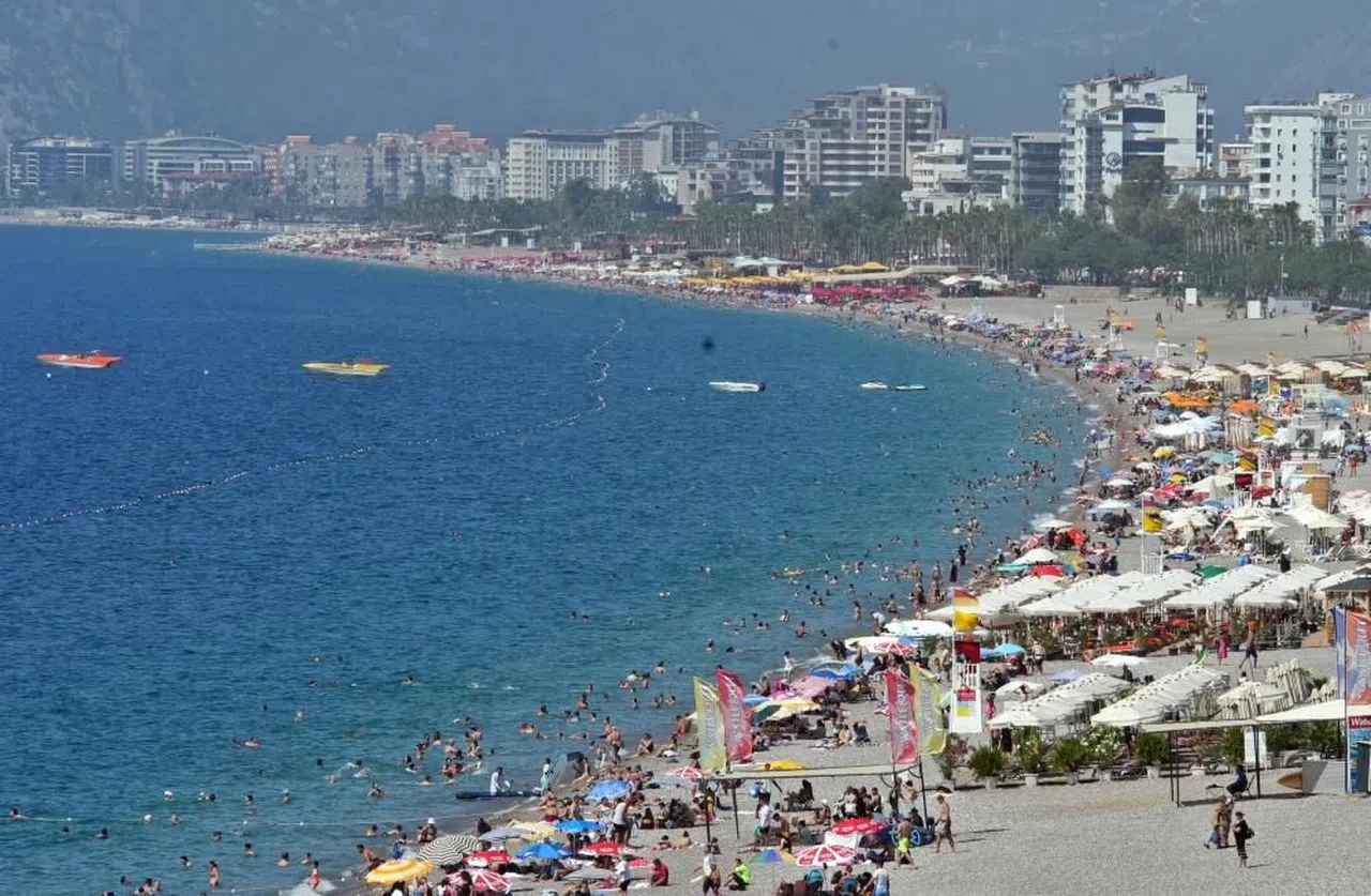 Antalya'da sahillerdeki yoğunluk iki katına çıktı