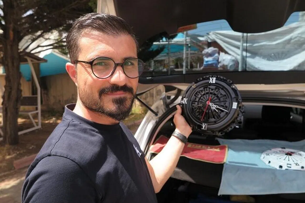 Kahramanmaraş'ta atık baskı balatalar saate dönüşüyor