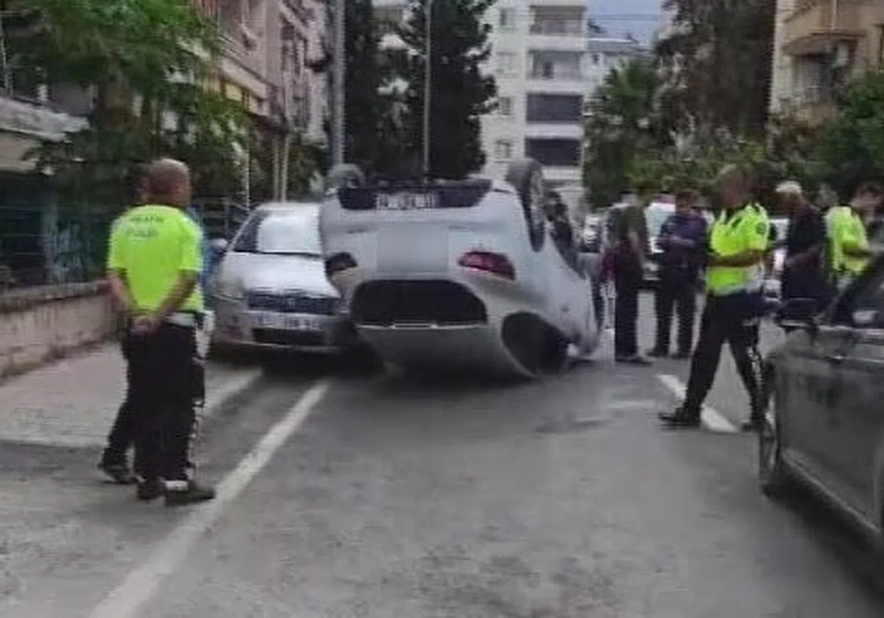 Park halindeki araca çarpan otomobil ters döndü