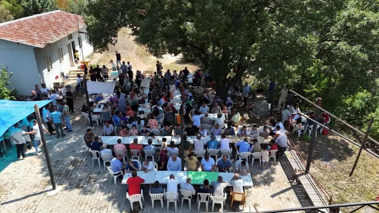 Mahalleli kurban sofrasında bir araya geldi