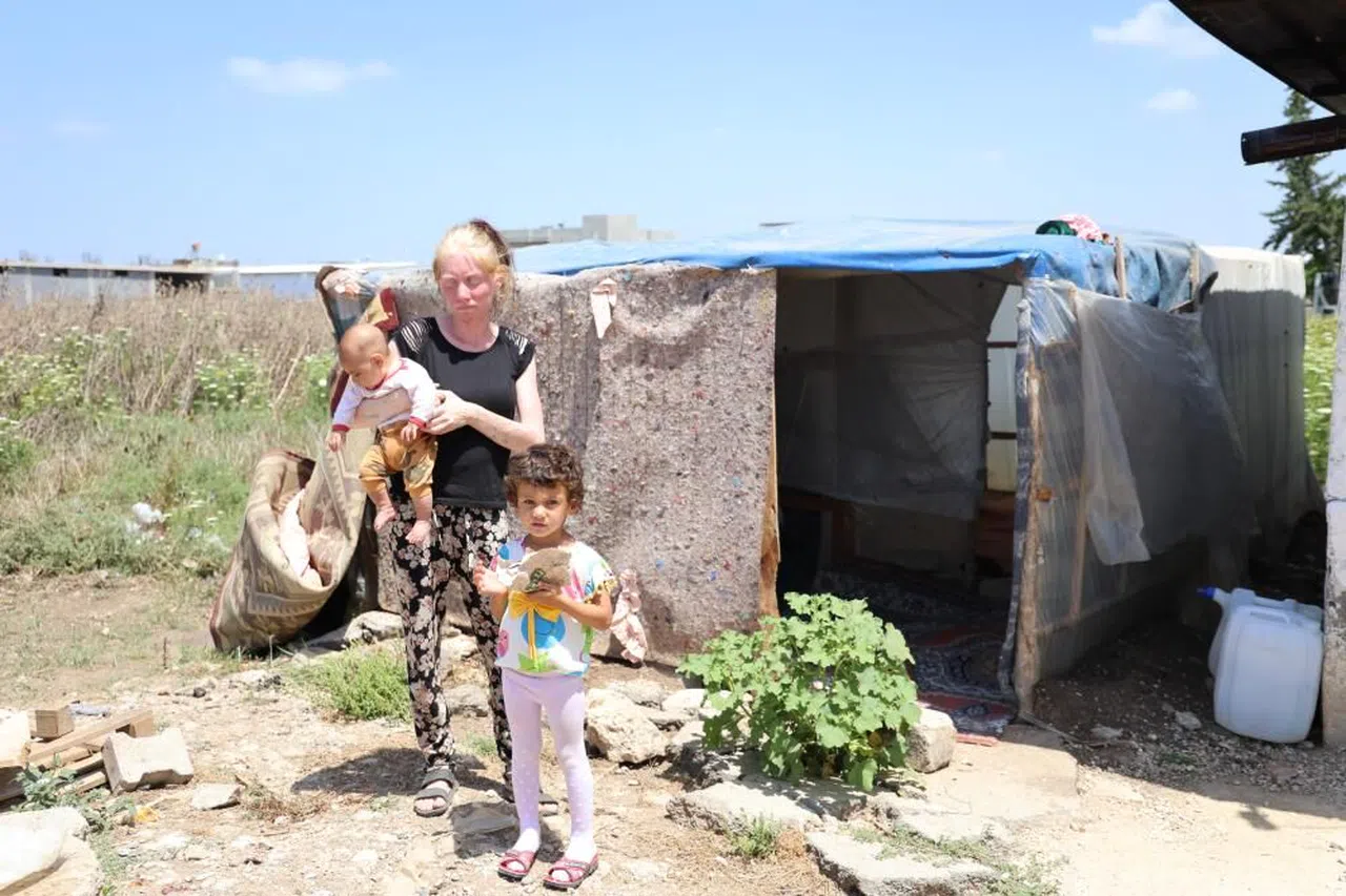‘Albino' kadının Adana sıcağında yaşam mücadelesi