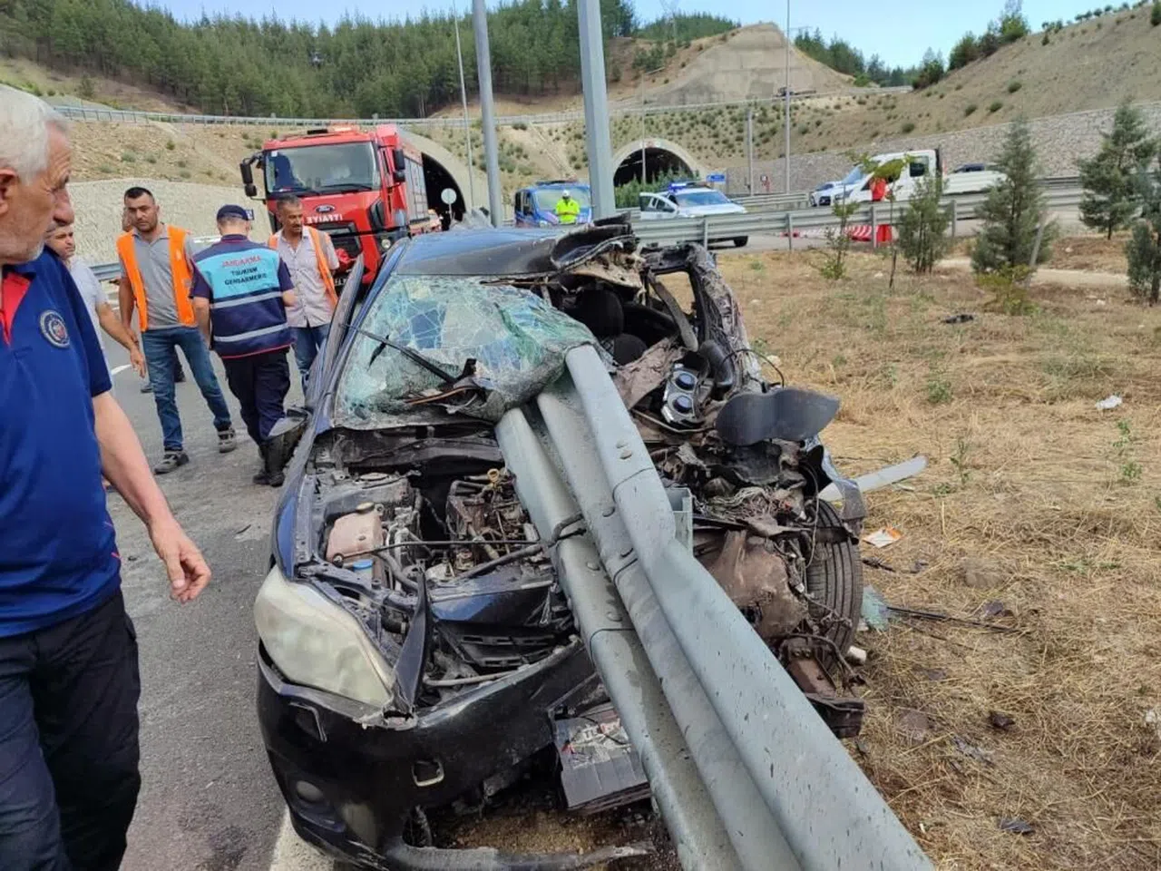 Otomobil bariyerlere girdi: 4 yaralı