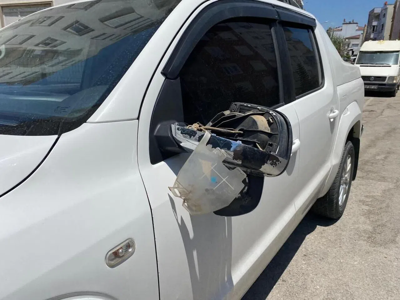 Motosikletle park halindeki araçların aynası tekmeleyip kırdılar