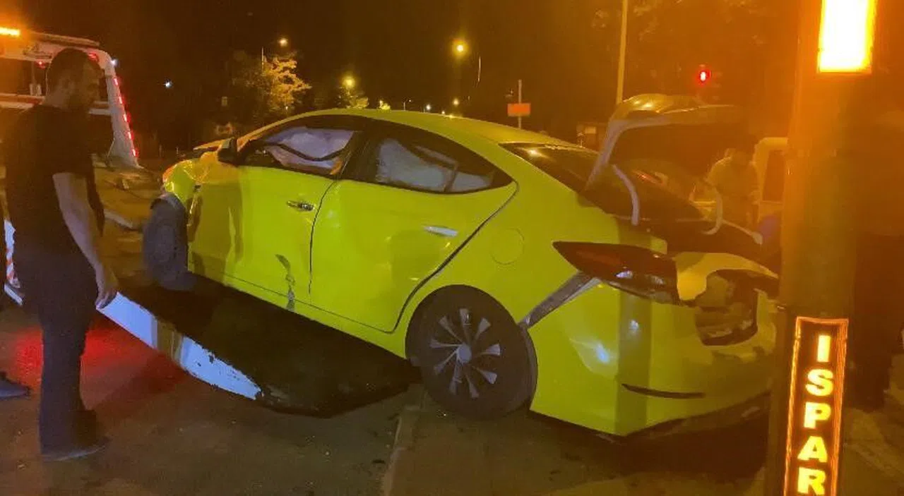 Ticari taksi ile otomobil çarpıştı: 3 yaralı