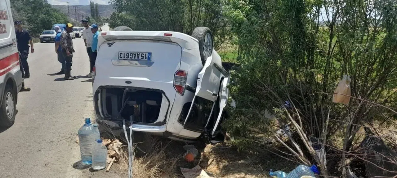 Hafif ticari araç takla attı, yaşlı çift yaralandı