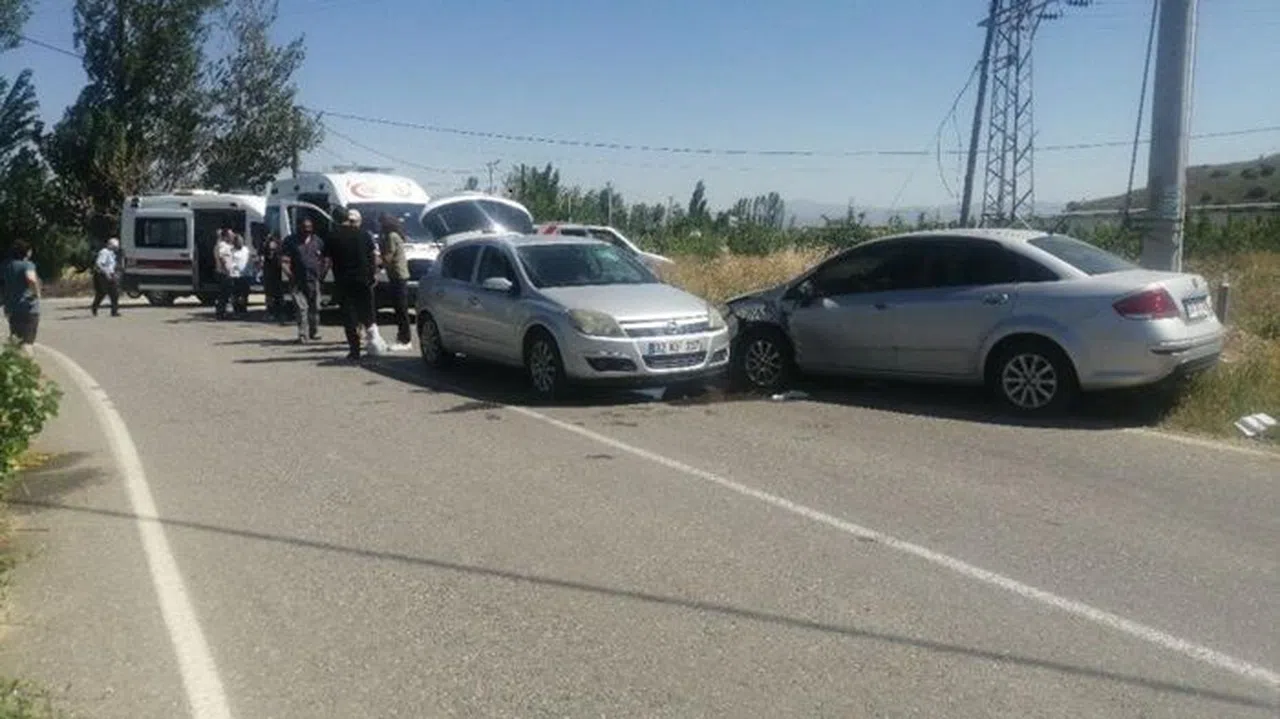 Otomobiller kafa kafaya çarpıştı: 3 yaralı