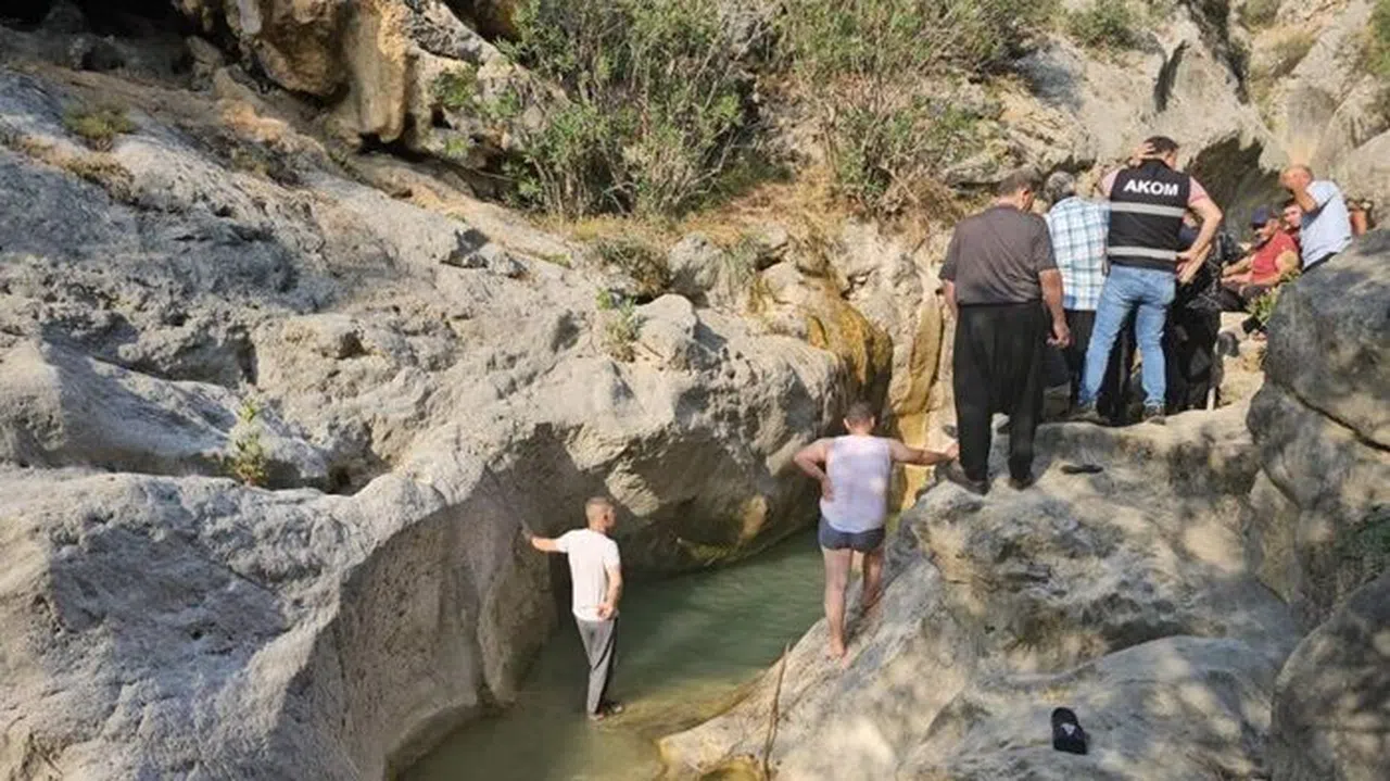 Serinlemek için girdiği derede boğuldu