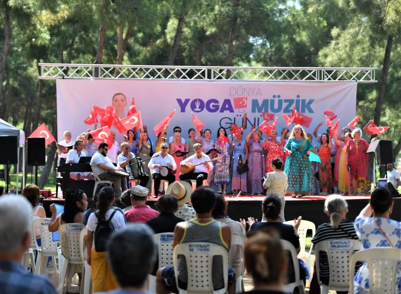 Antalya’da, Dünya Yoga Günü kahkahayla kutlandı