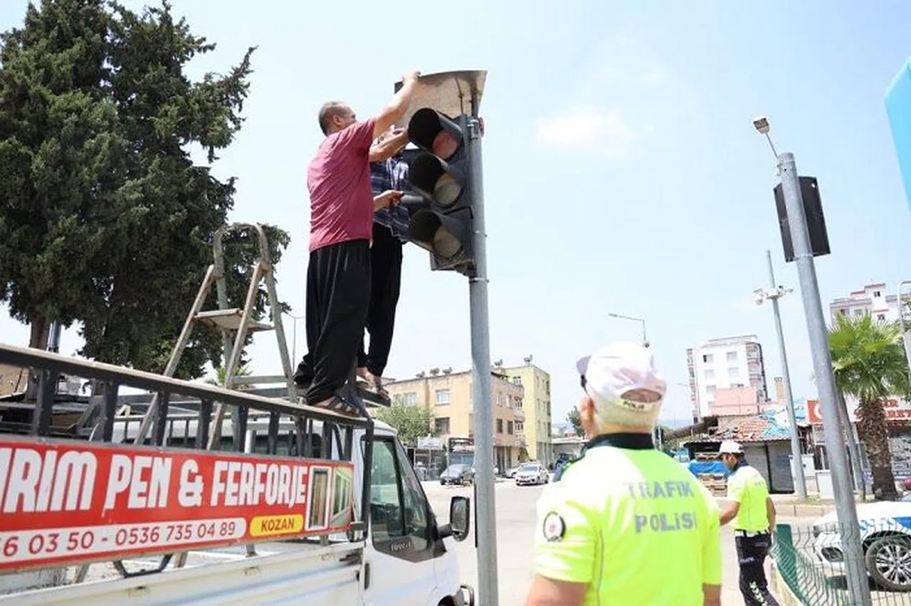 Polisten trafik ışıklarına yuva yapan kumrulara gölgelik