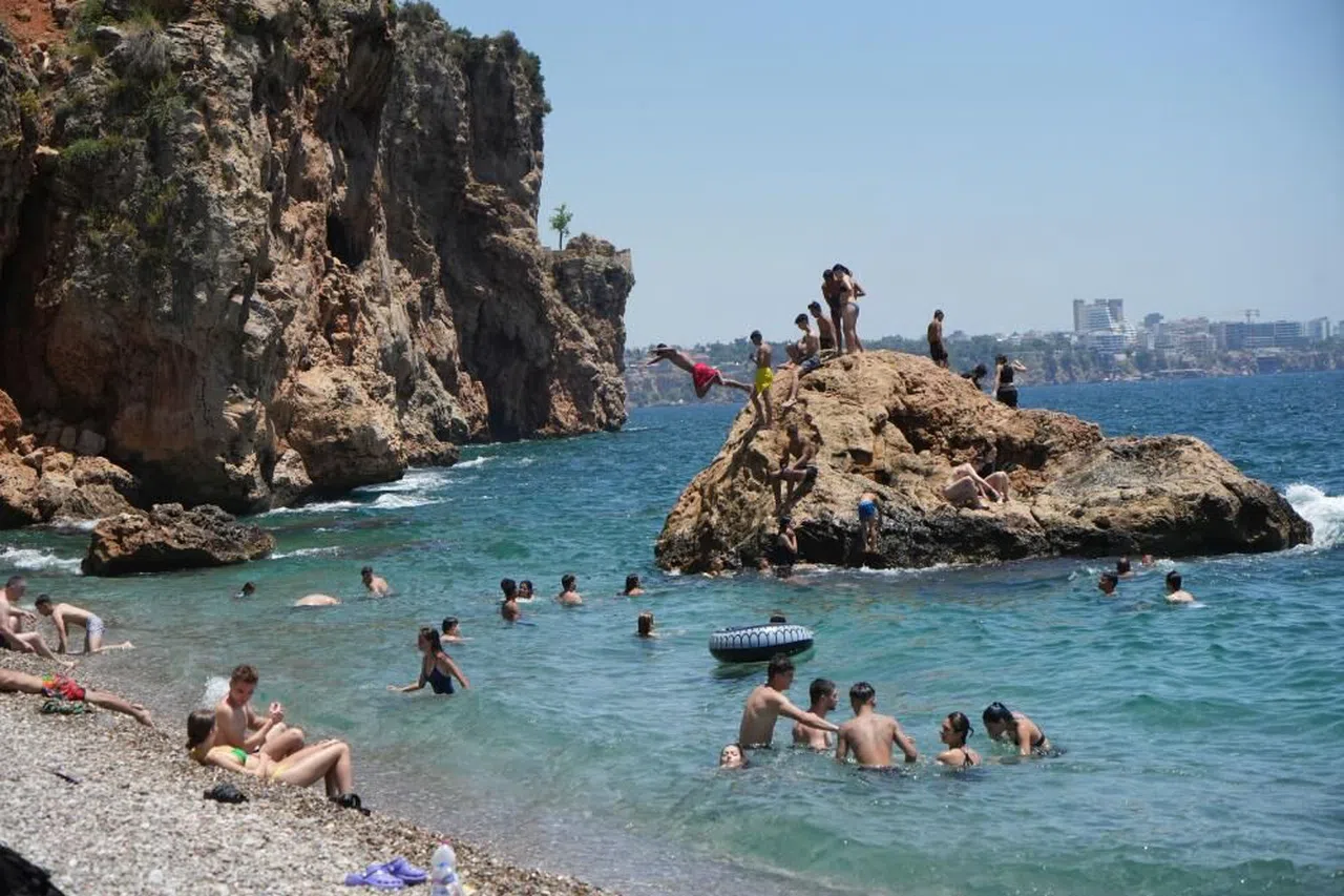 Antalya'da yüzde 90'a varan nem oranı bunalttı