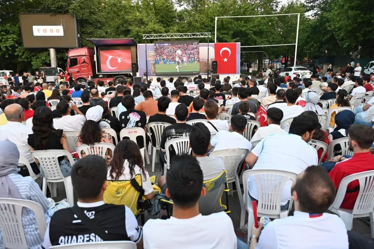 Vatandaşlar milli maç heyecanını dev ekrandan takip etti