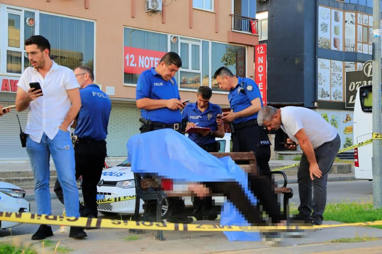 Yol kenarındaki bankta ölü bulundu