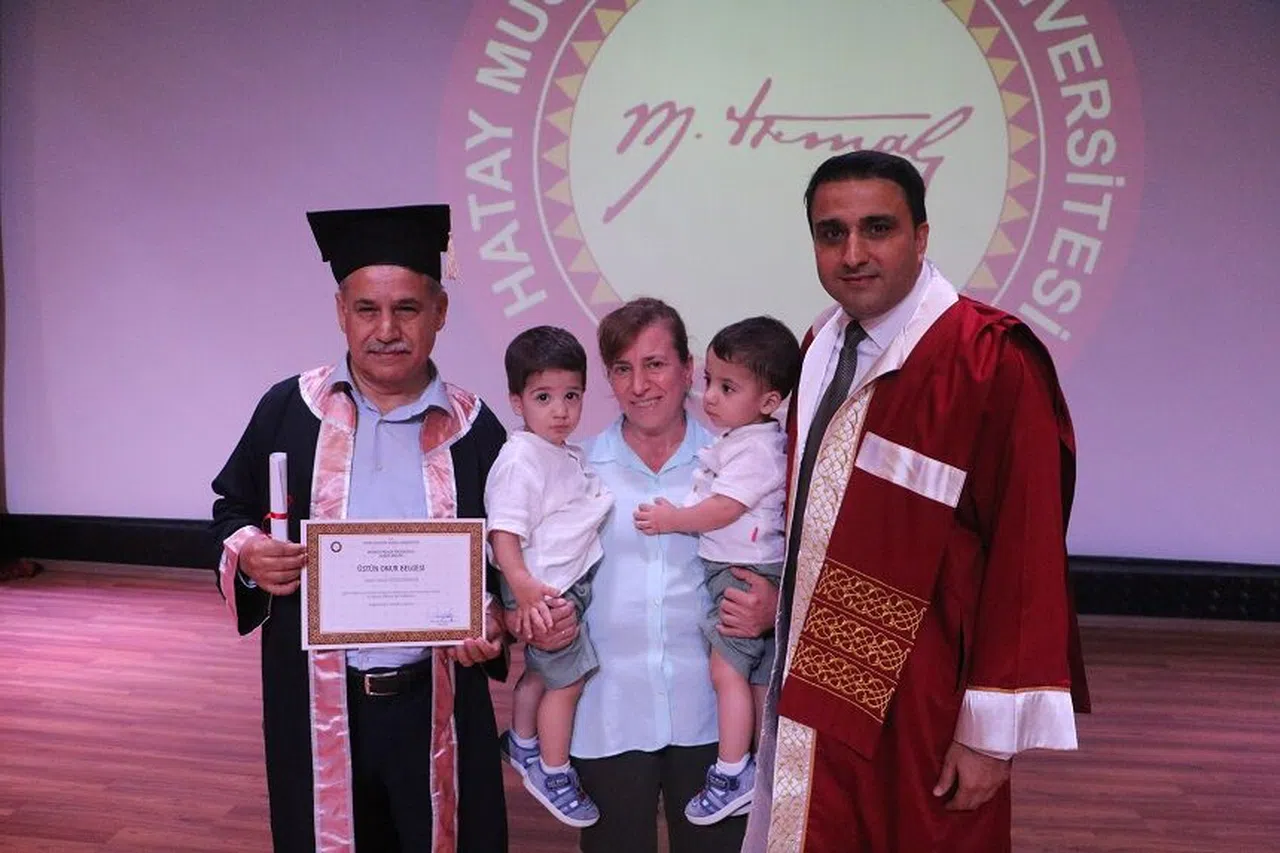 63 yaşındaki İsmail amca, 8. üniversite diplomasını birinci olarak almayı başardı