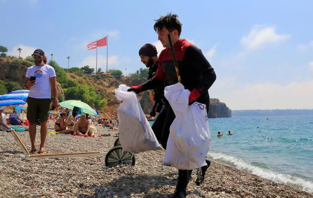 Dünyaca ünlü sahilden günlük 60 ton atık toplanıyor