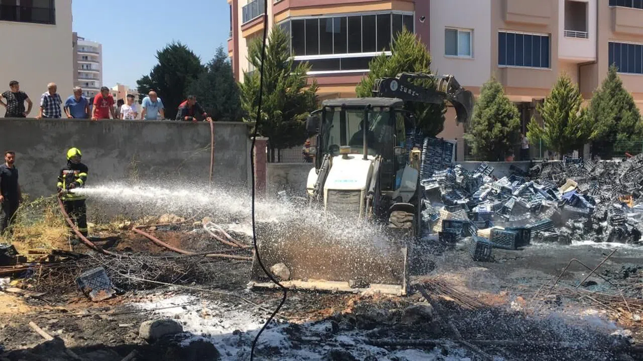Alev alev yanan plastik kasalar mahalle sakinlerini korkuttu
