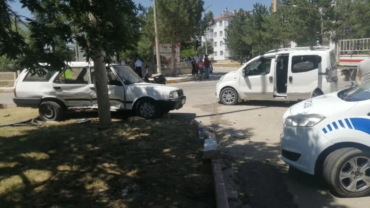Otomobil ve ticari araç çarpıştı: 3 yaralı