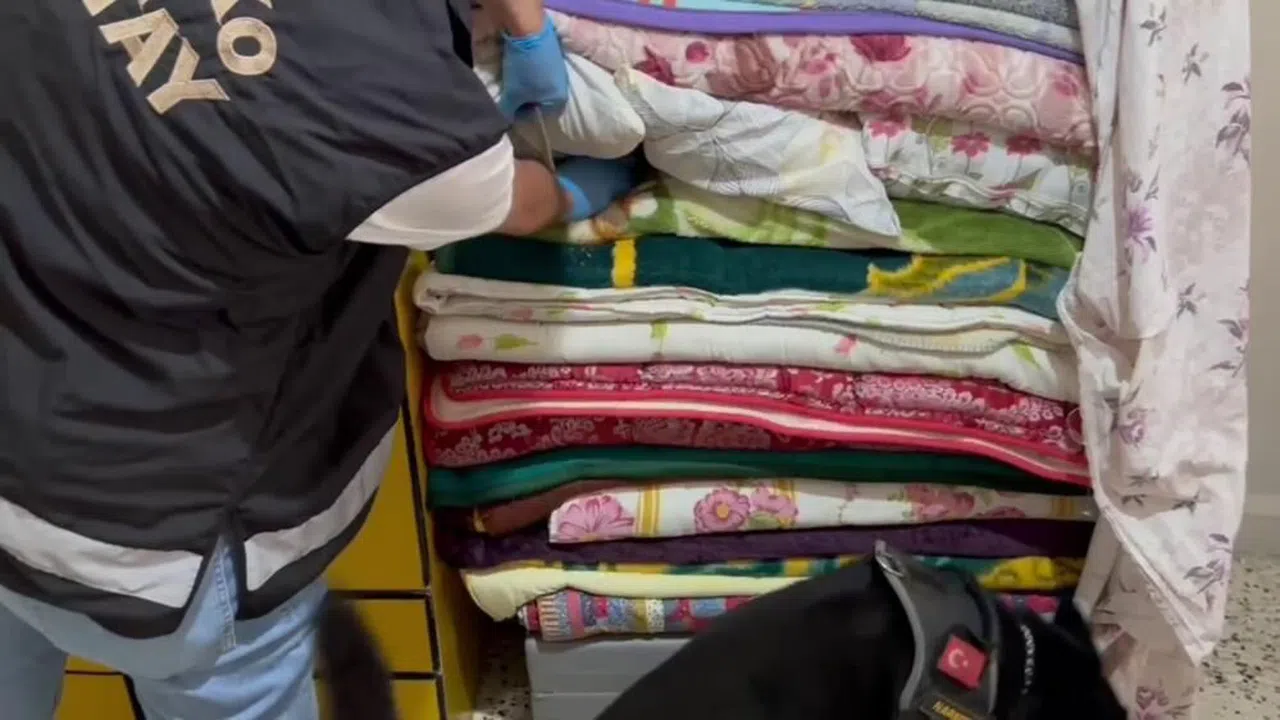 Yorganların arasına gizlenen uyuşturucuyu polis köpeği buldu