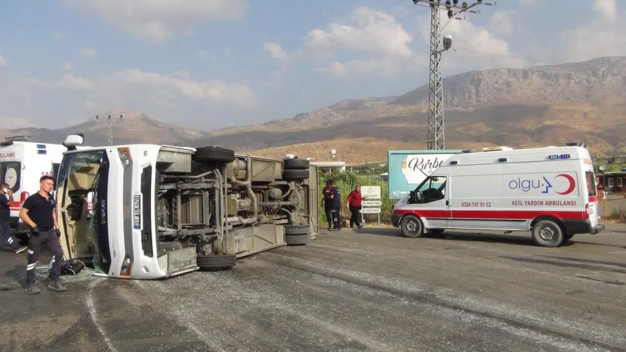 Otobüslerin karıştığı zincirleme kaza: 2 ölü, 35 yaralı