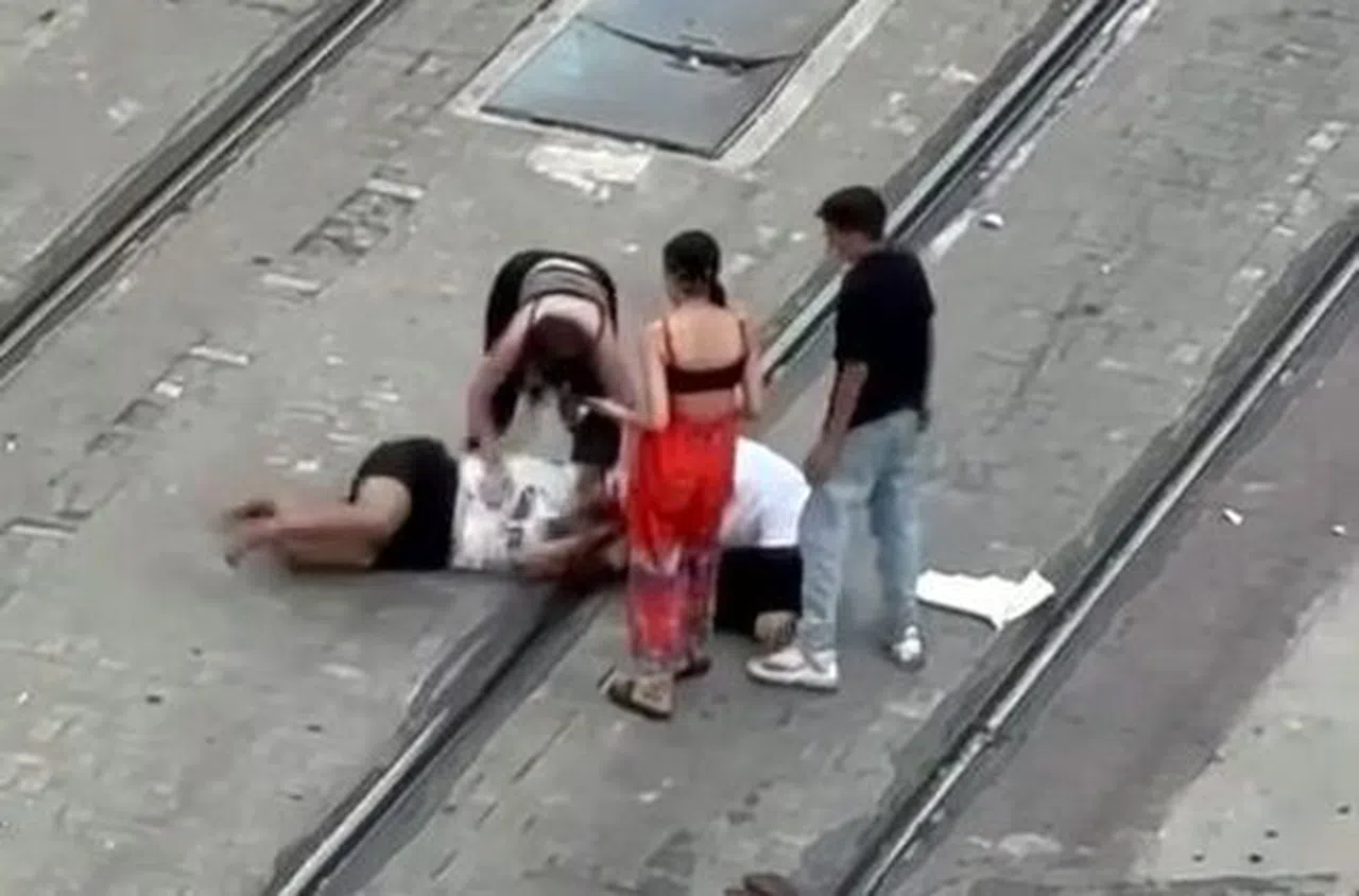 Tramvay yolunda kadınlar kavga etti