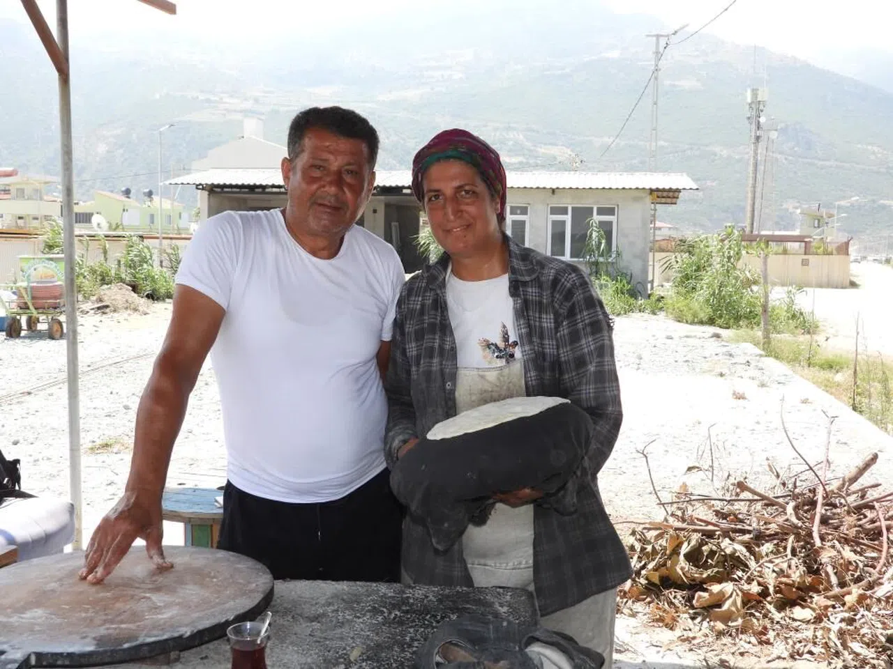 Evlatlarını okutabilmek için tandır başında ter döküyorlar