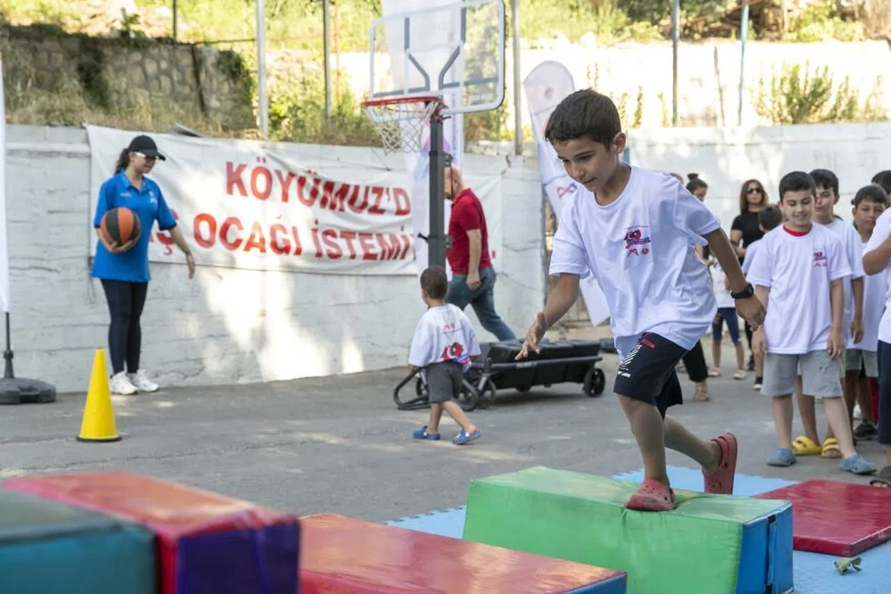Mersin'de çocuklar 'Sporbüs' ile sporla buluşuyor