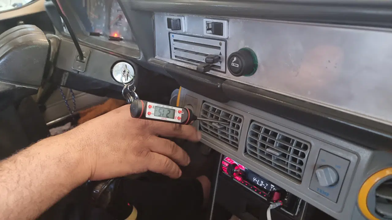 Adana sıcağına dayanamayan vatandaşlar eski araçlarına ev tipi klima taktırıyor