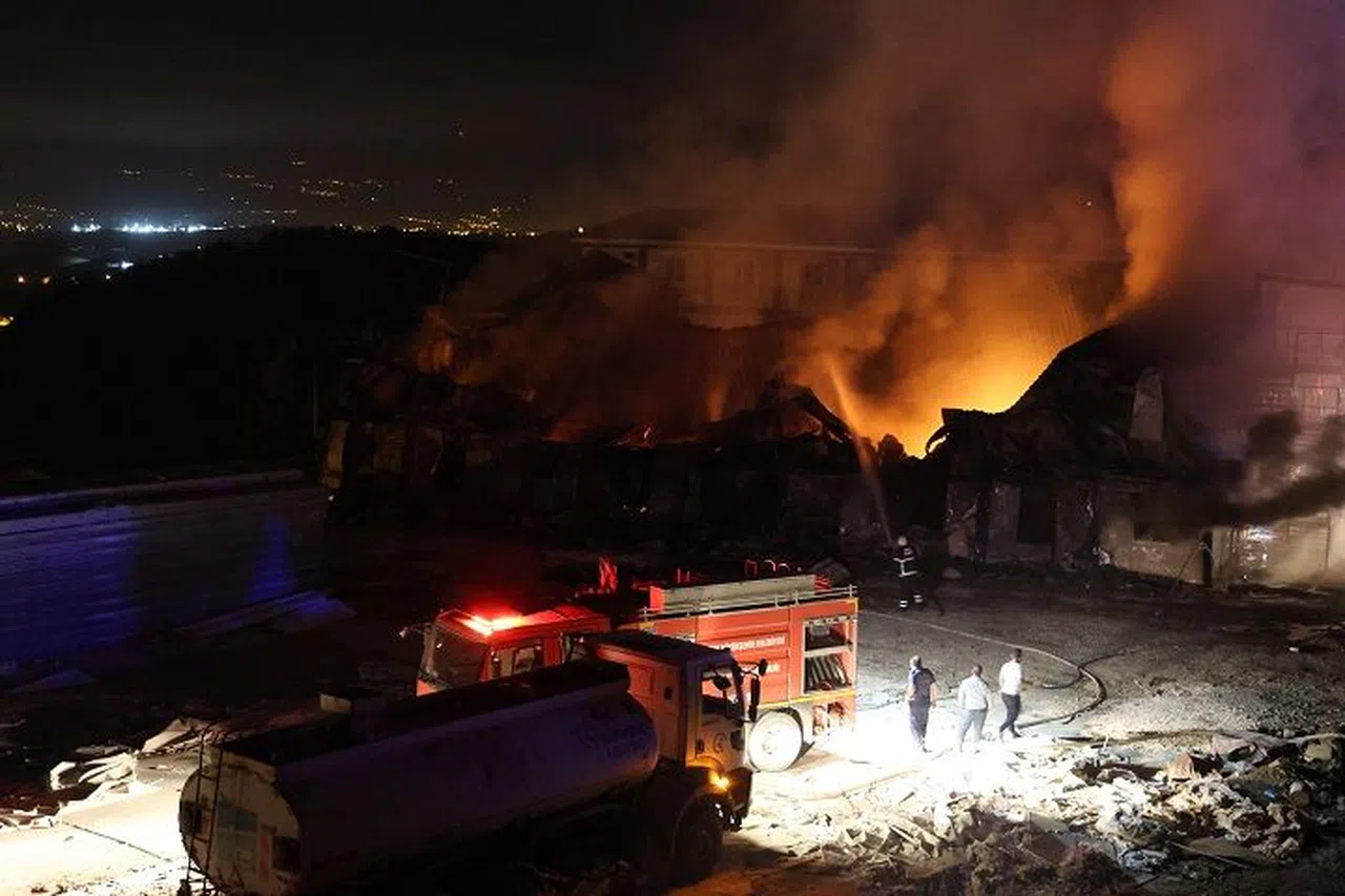 3 katlı prefabrik yatakhane alevlere teslim oldu