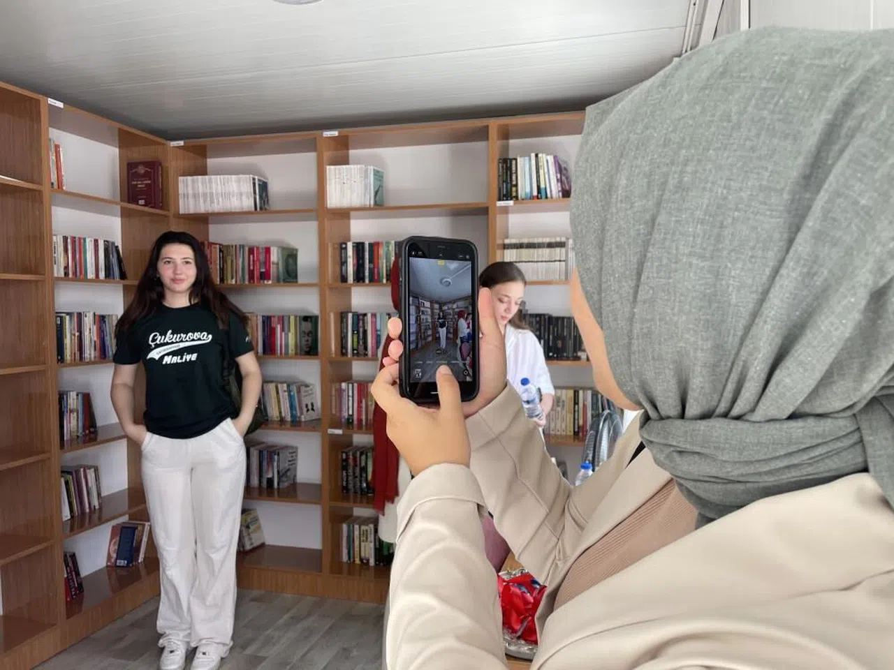 Adana'da konteyner kentte Kızılay kütüphane açtı