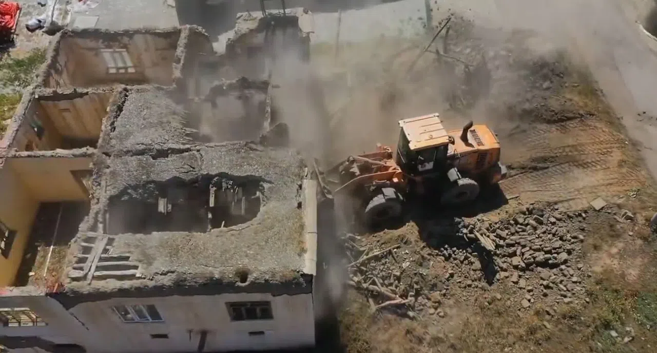 Elbistan’da Metruk Binalar Yıkılıyor