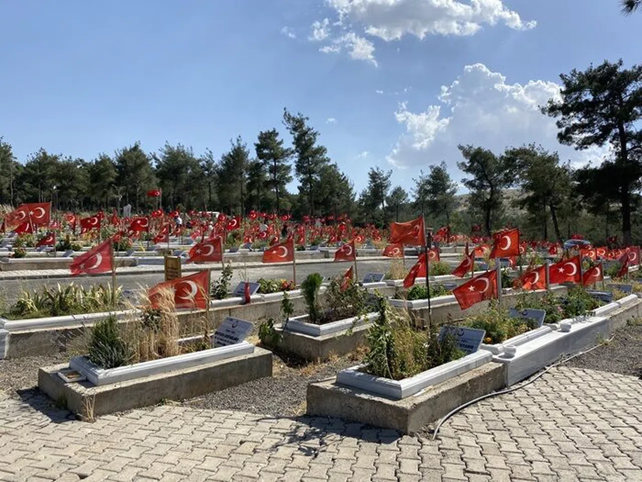 Kahramanmaraş’ta deprem mezarlığında hüzünlü bayram
