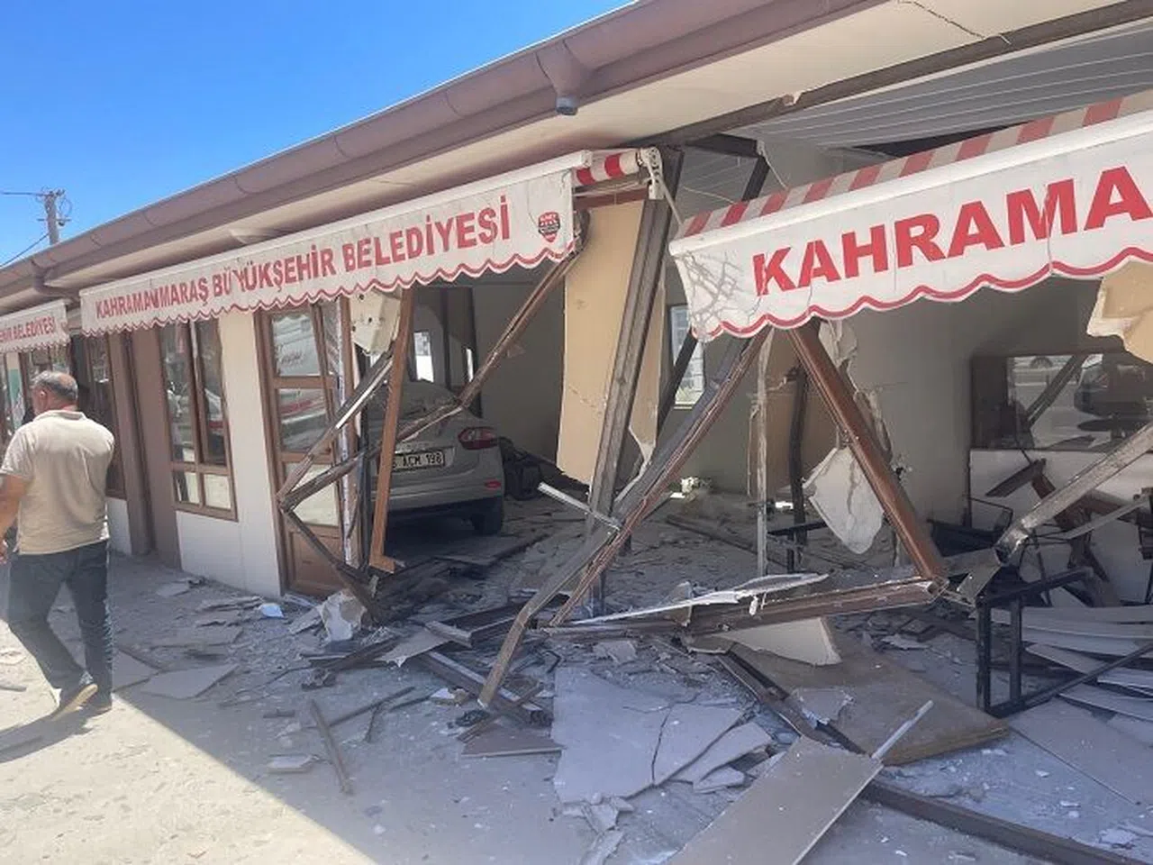 Kahramanmaraş’ta otomobil iş yerine daldı