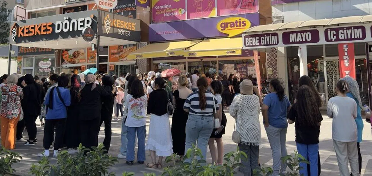 Kahramanmaraş’ta kadınlar indirimi duyunca mağazaya koştu