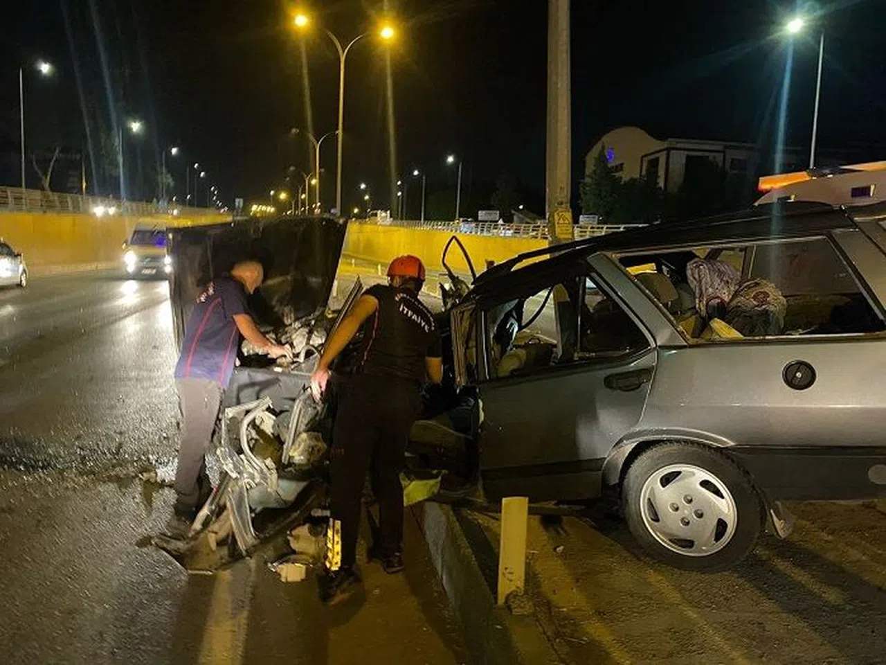 Otomobil orta refüje çıkıp direğe çarptı