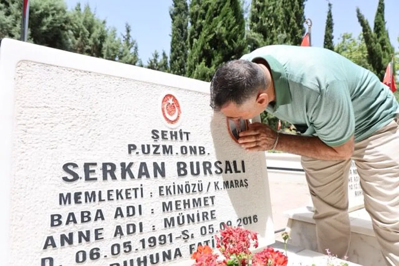 Kahramanmaraş'ta Bayram ve Babalar Günü'nde şehit oğluna ziyaret