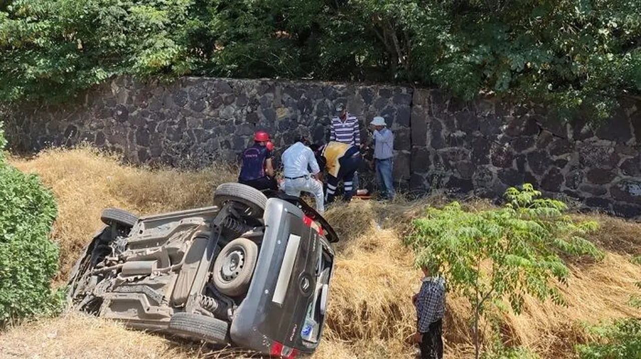 Kahramanmaraş’ta Otomobil Yoldan Çıkıp Takla Attı