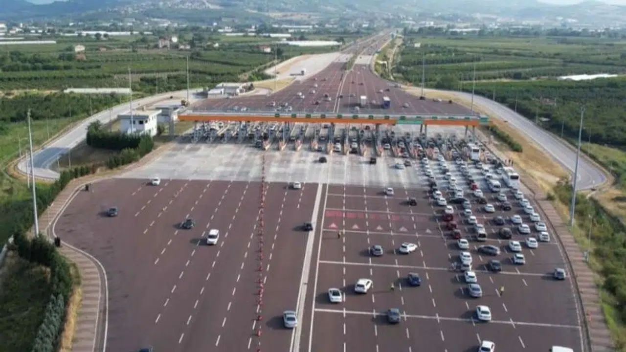 Otoyollardan 21,6 milyon araç geçti