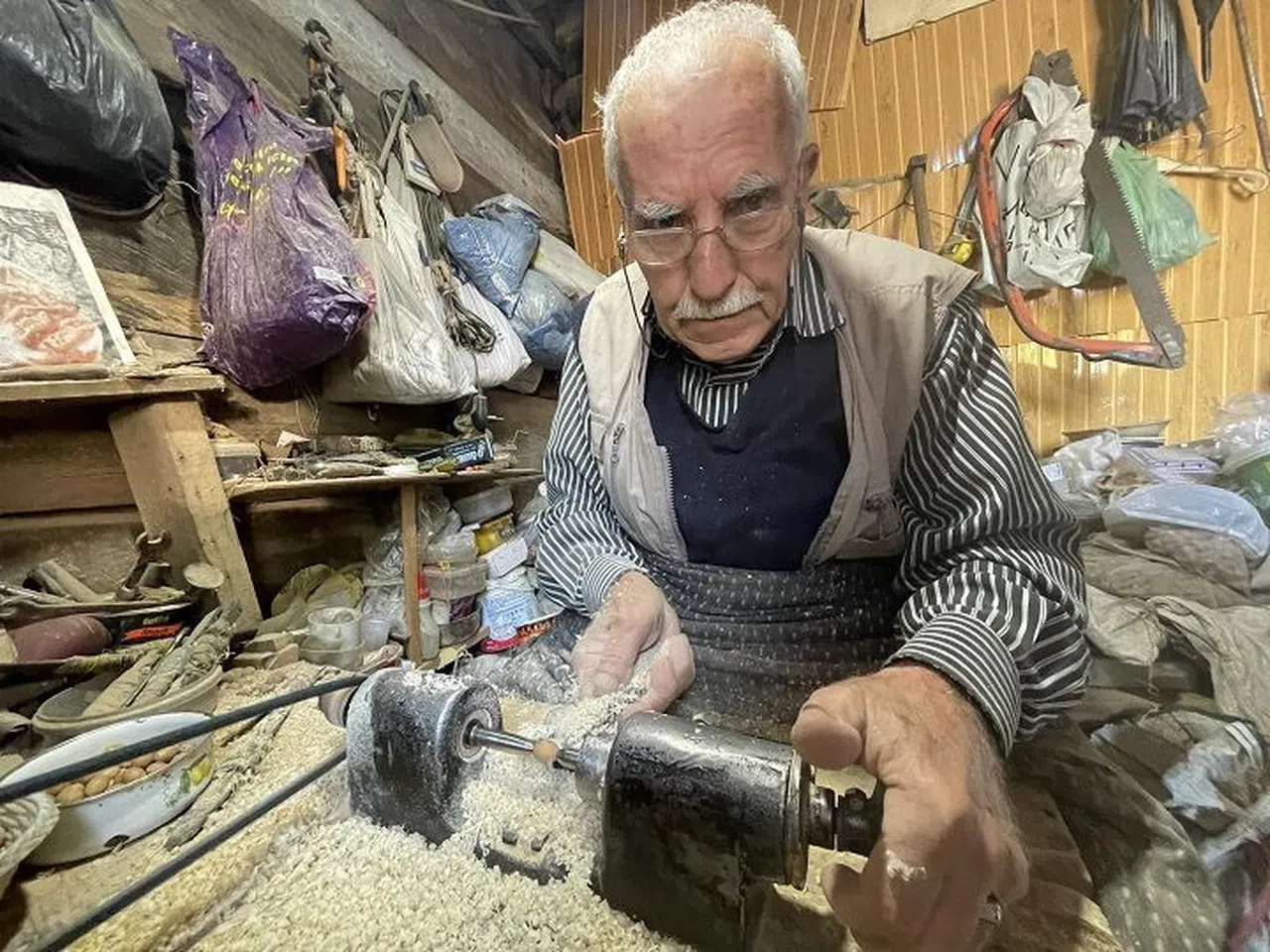 Yaşıtları yürümekte güçlük çeken 84 yaşındaki tespih ustası, 50 yıldır azimle üretiyor