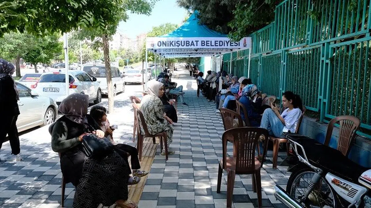 Onikişubat Belediyesi, YKS’ye giren öğrencilerin ve ailelerinin sınav heyecanına ortak oldu