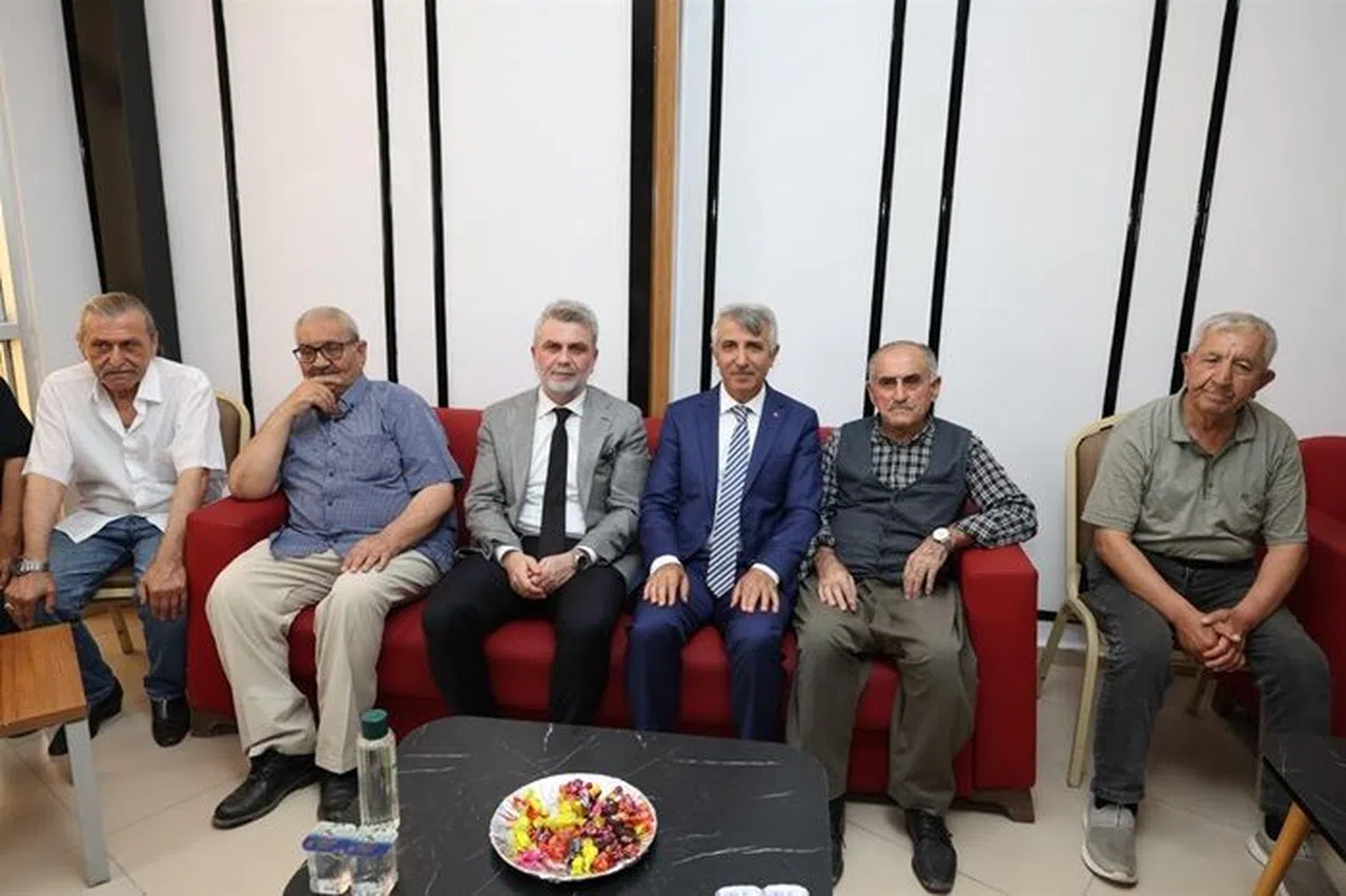 Vali Ünlüer’den Huzurevine Kurban Bayramı ve Babalar Günü Ziyareti