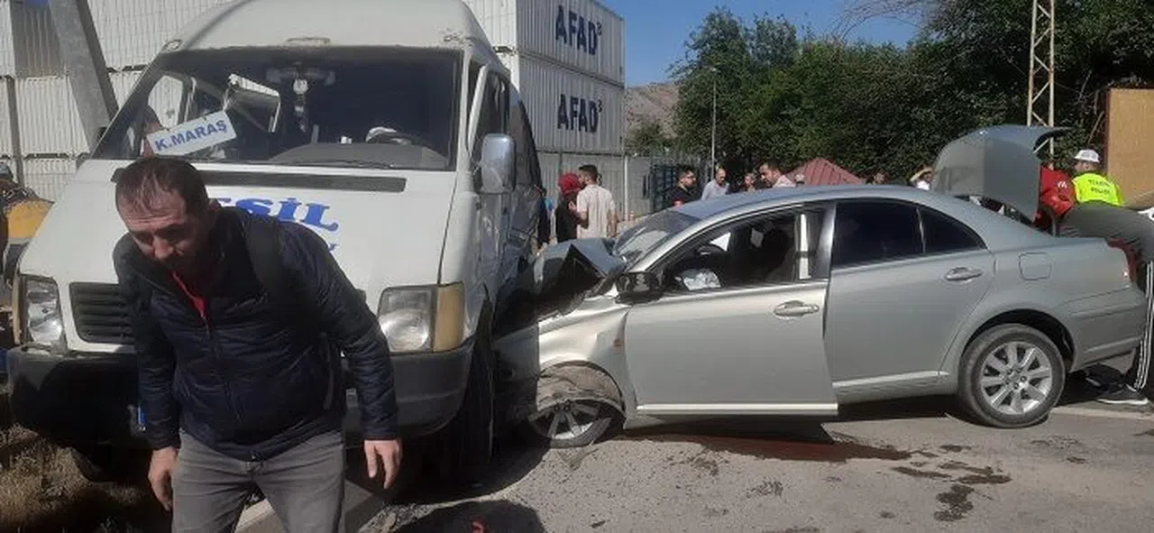 Minibüs ile otomobil çarpıştı: 8 yaralı