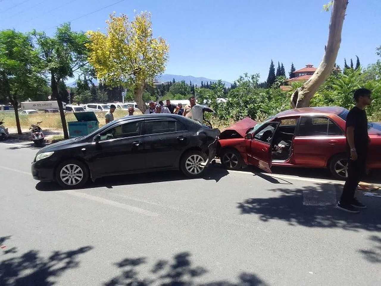 Seyir halindeki otomobil, park halindeki otomobile çarptı