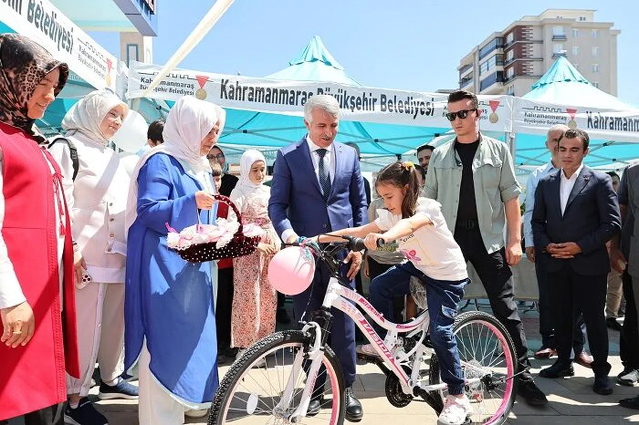 Vali Ünlüer, Yetim Çocuklara Bisiklet Dağıttı