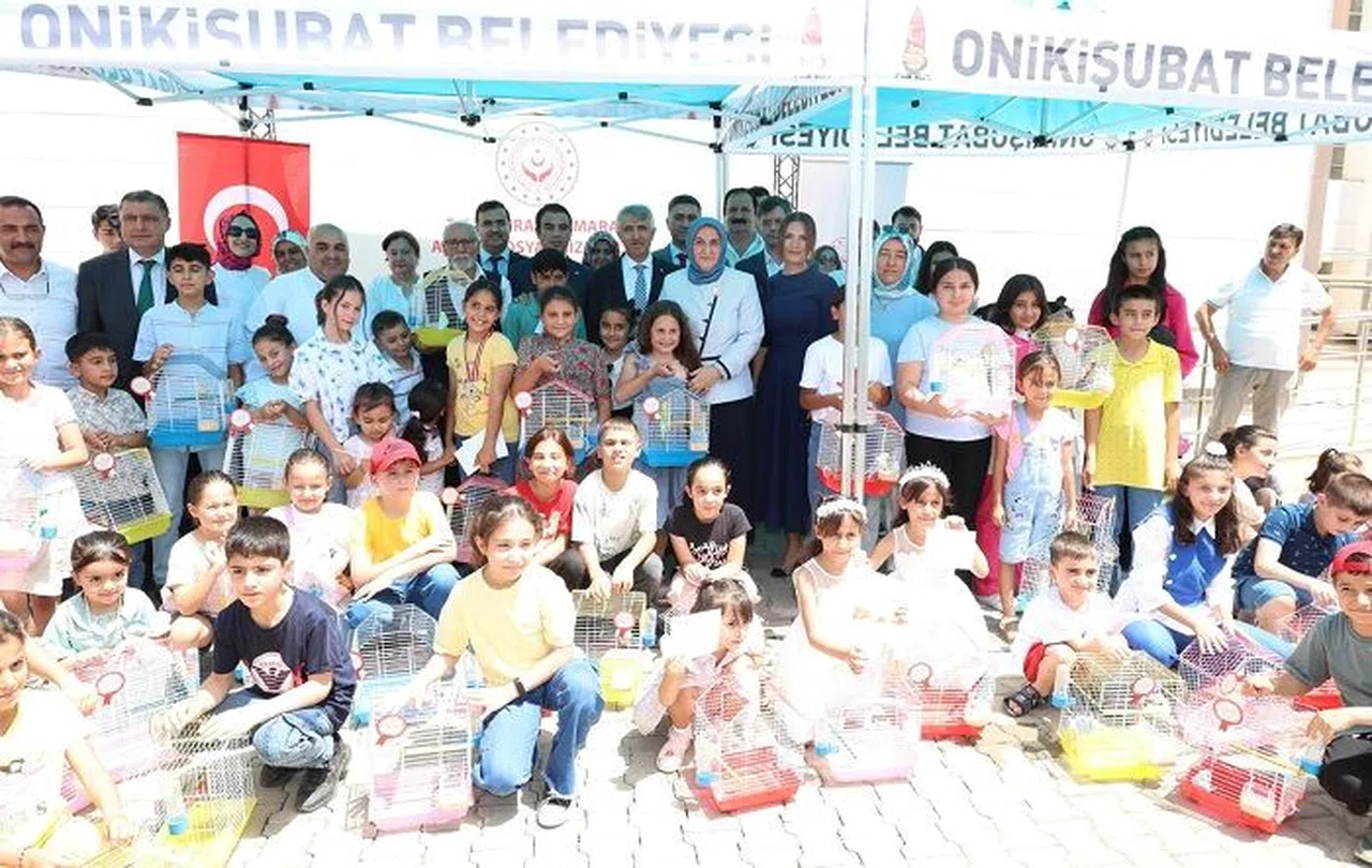 Kahramanmaraş’ta yetim öğrencilere karne hediyesi verildi