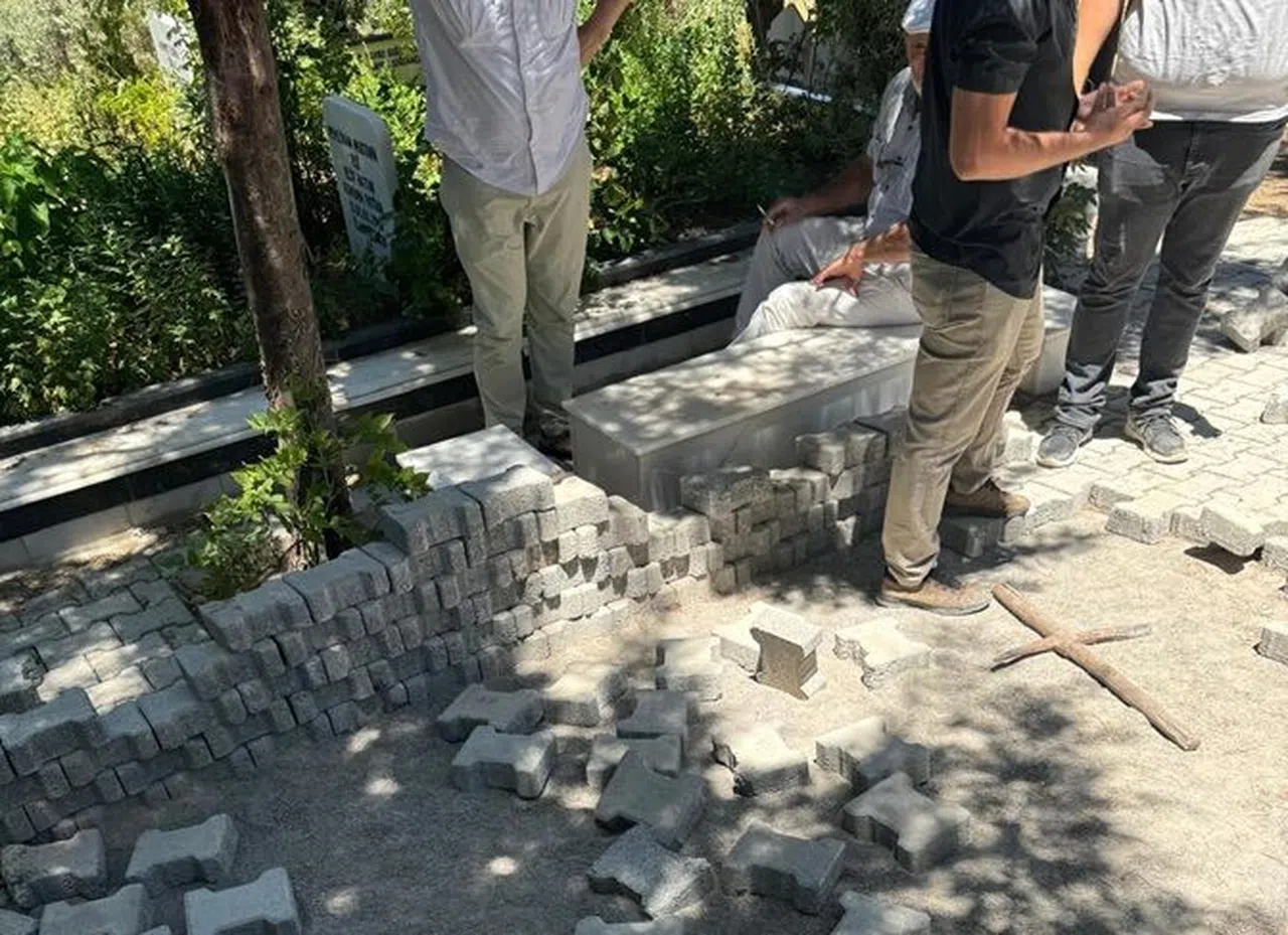 Kahramanmaraş'ta Akılalmaz Olay! Mezarlığı Tahrip Etti, Mezar Taşlarını Kırdı