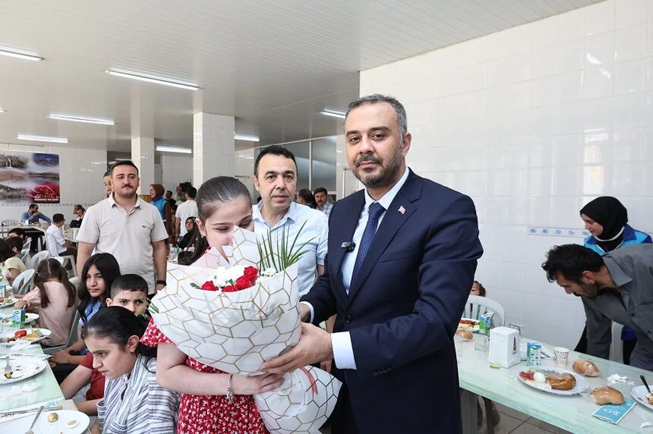 Başkan Toptaş'tan Engelli Çocuklara Beyaz Bastonlu Karne Hediyesi