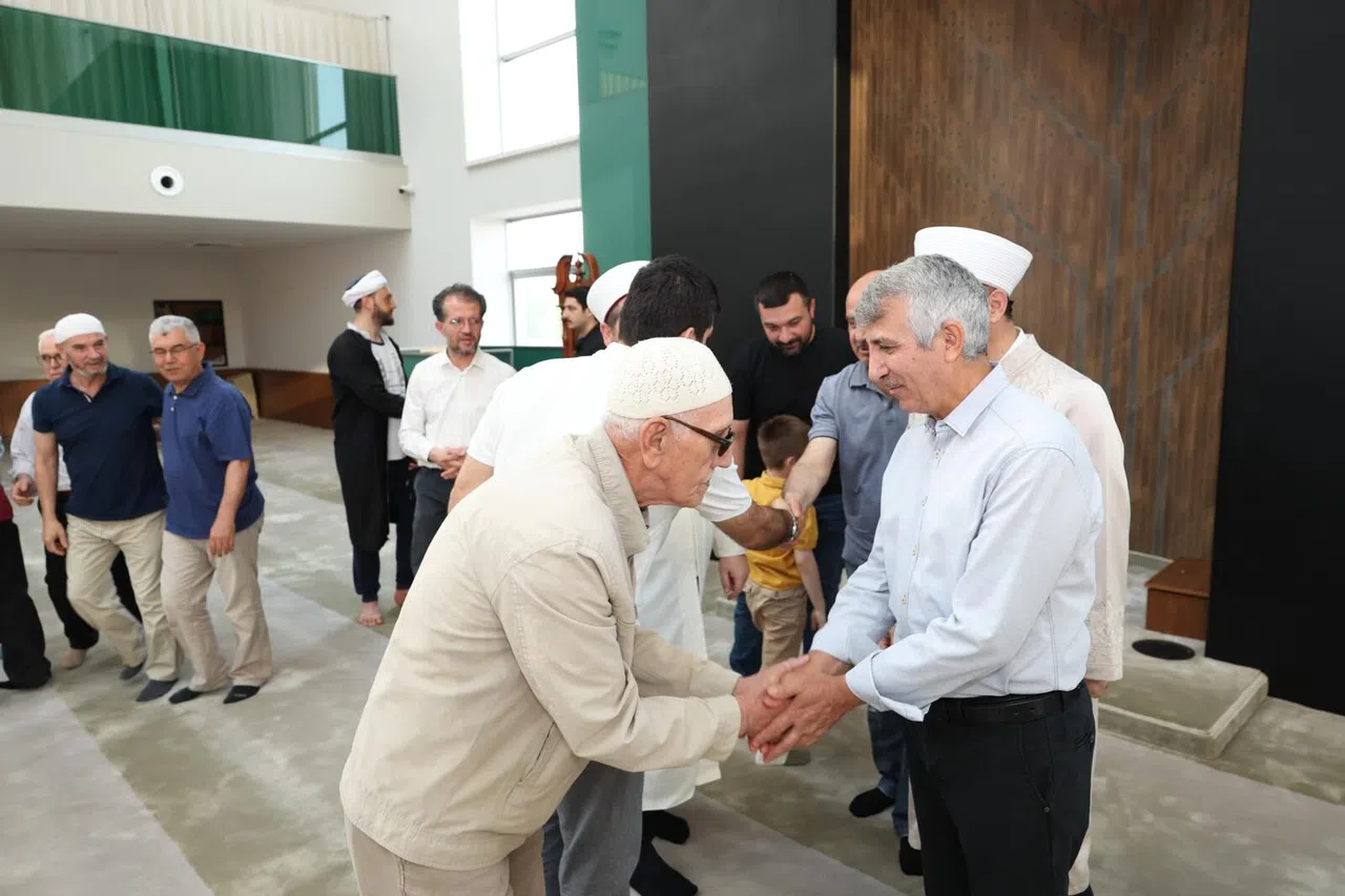 Vali Mükerrem Ünlüer, Bayram Namazı Sonrası Vatandaşlarla Bayramlaştı