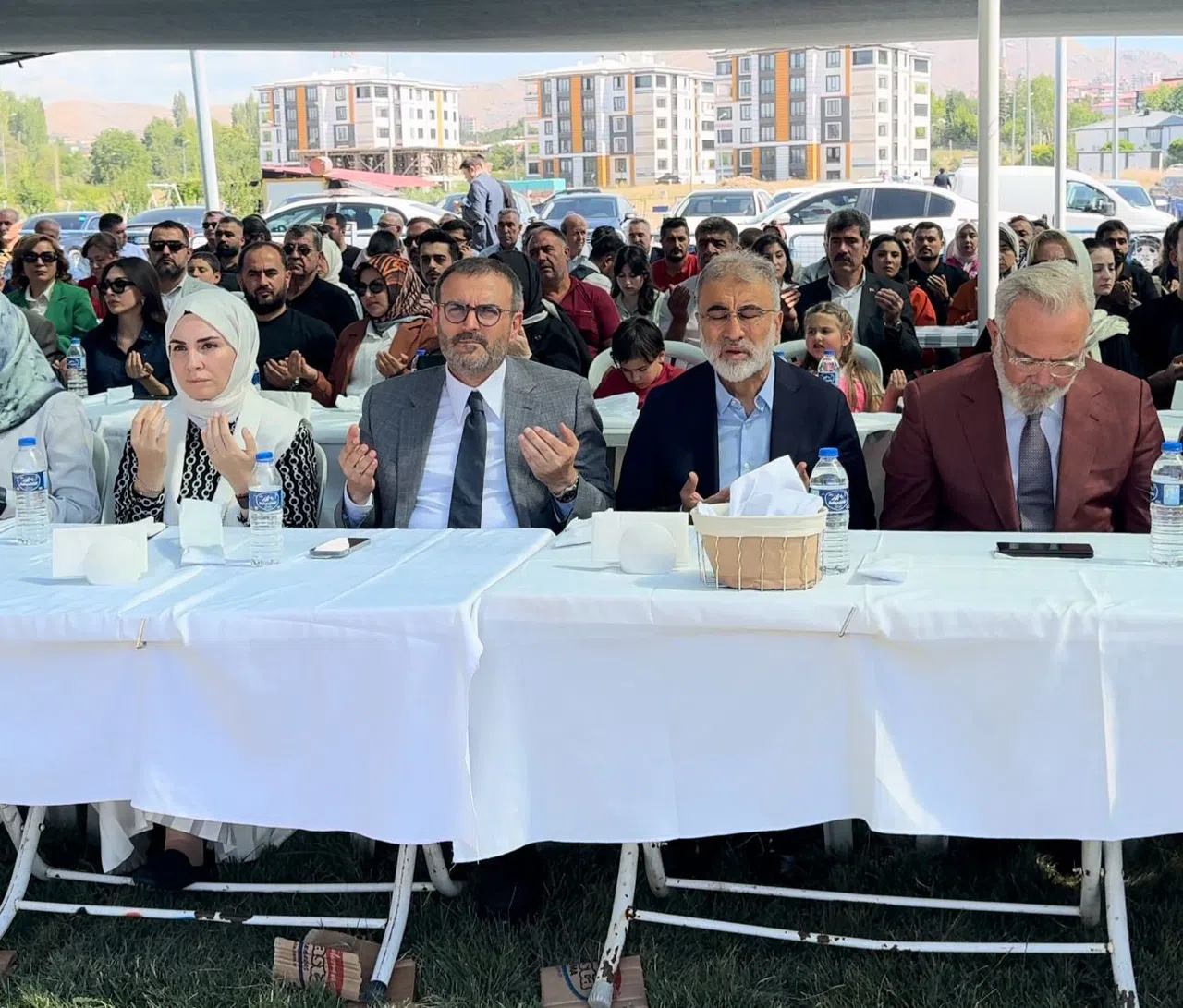 Cumhurbaşkanı Erdoğan, Mahir Ünal'ın düzenlediği toplu sünnette çocuklarla sevindi